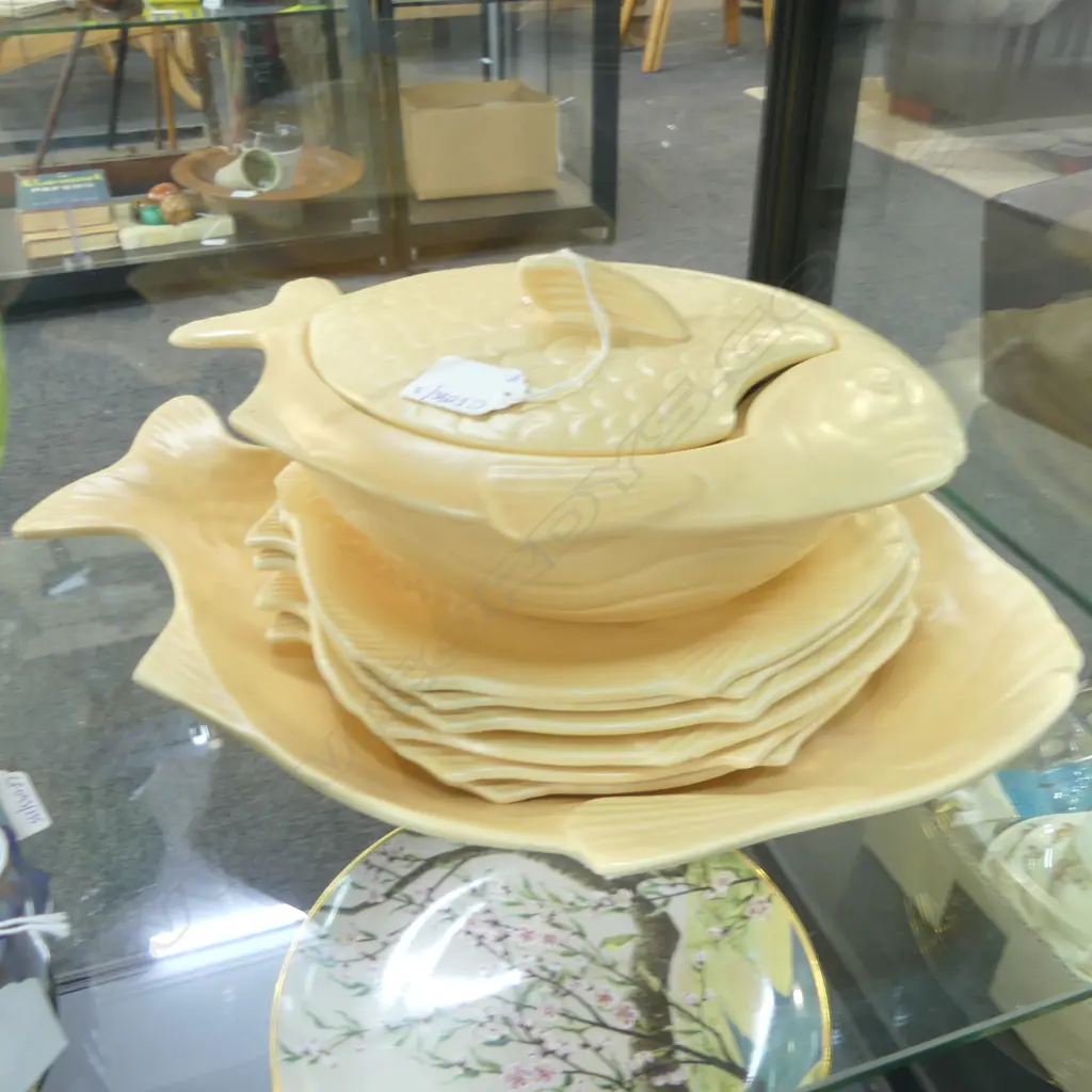 8 PCES SHORTER & SON FISH PLATES; 7 PLATES (1 AF) + TUREEN Image 1++