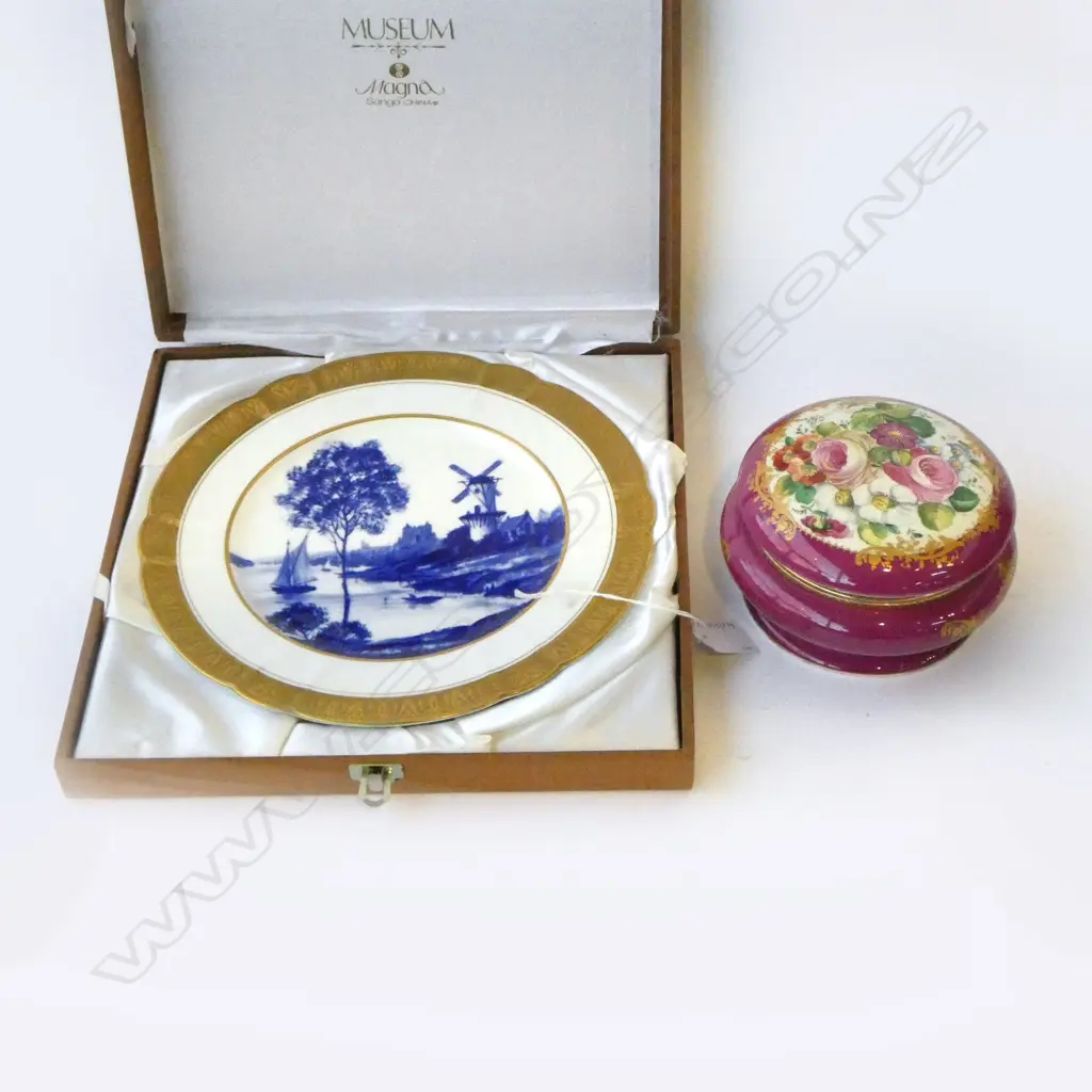 CASED JAPANESE B/W PLATE DIA270MM & FLORAL CHINA LIDDED BOX  Image 1++