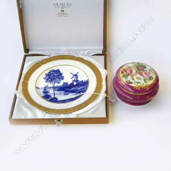 CASED JAPANESE B/W PLATE DIA270MM & FLORAL CHINA LIDDED BOX 