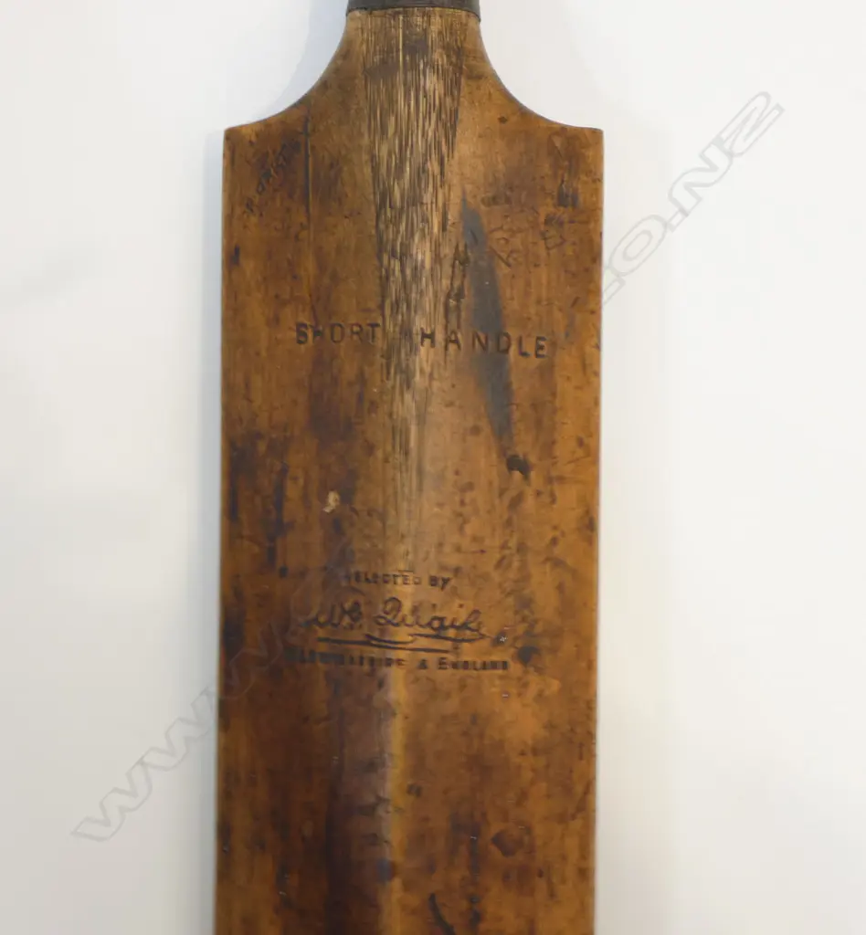 A VINTAGE “QUAIFE AND LILLEY” 2-STAR SHORT HANDLE 'EXTRA SPECIAL' CRICKET BAT... Image 1++