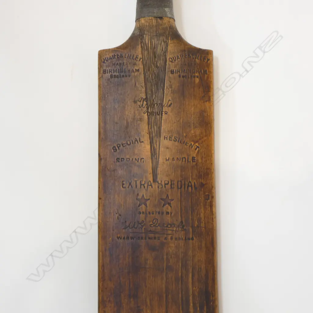 A VINTAGE “QUAIFE AND LILLEY” 2-STAR SHORT HANDLE 'EXTRA SPECIAL' CRICKET BAT... Image 1++