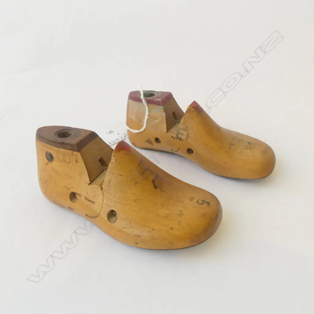 PR. VINTAGE CHILDREN SHOE LASTS '657' L.140mm Image 1++