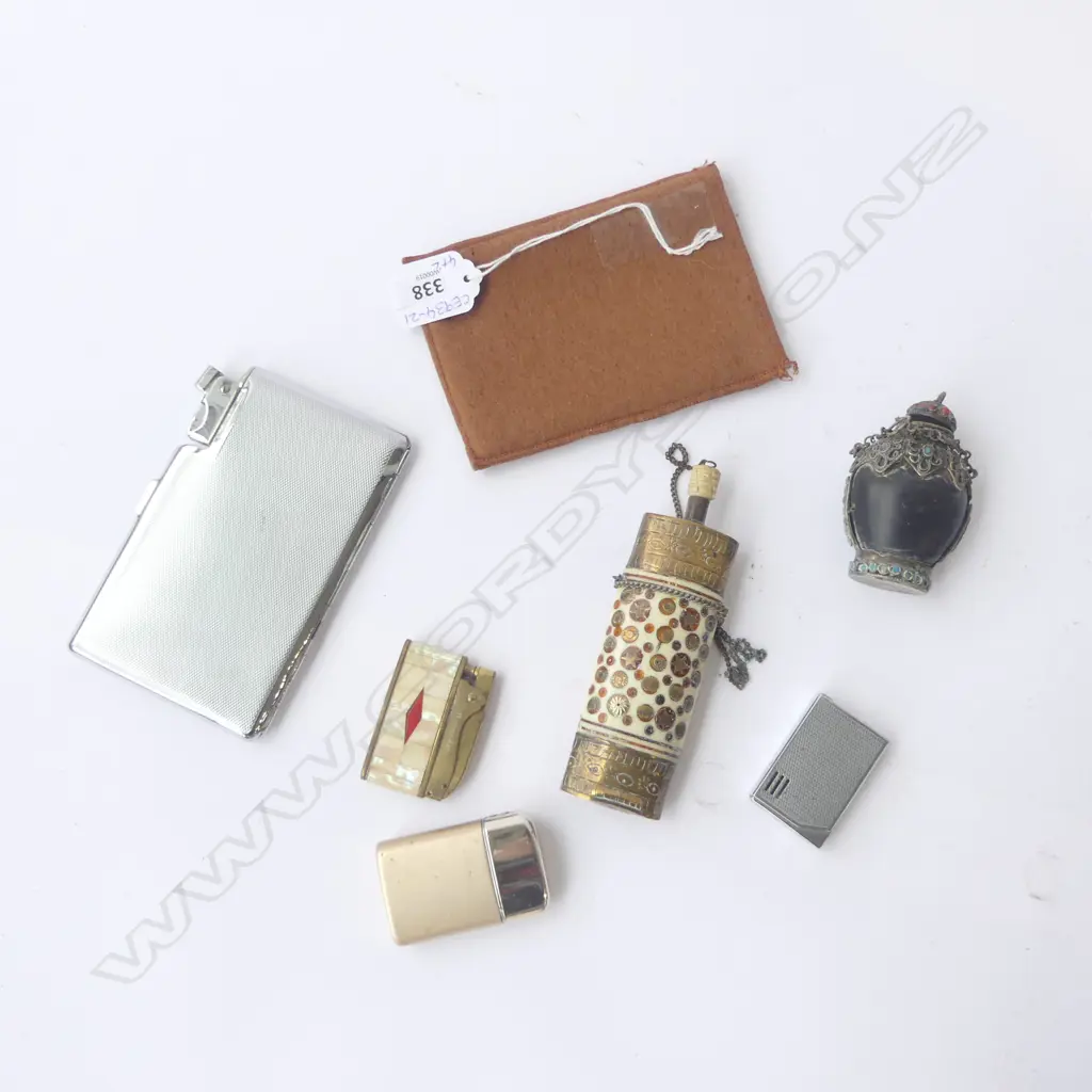 4 LIGHTERS/CIG. CASE + 2 SNUFF BOTTLES Image 1++