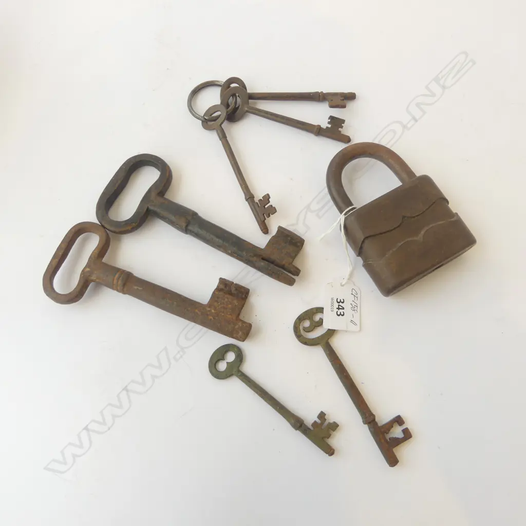 OLD KEYS (2 v large) & LOCK Image 1++
