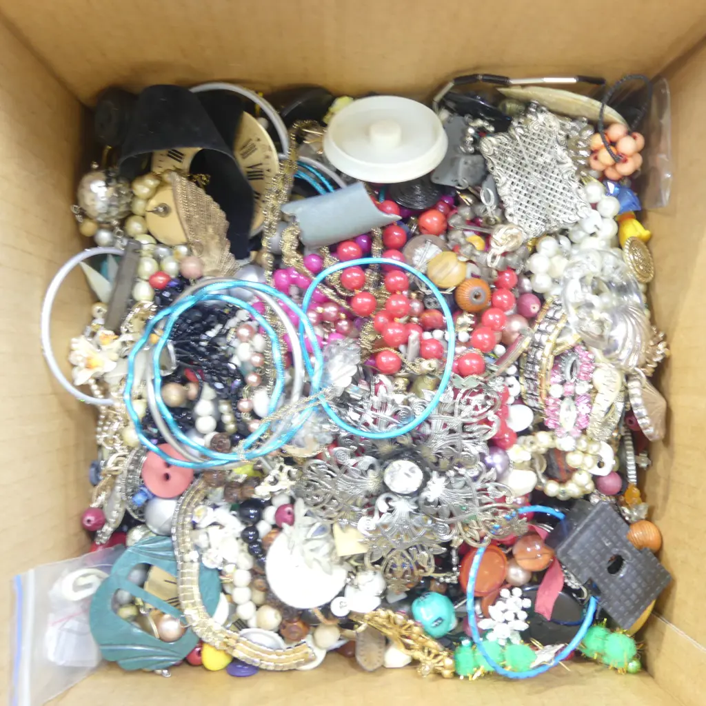 ASST. COSTUME JEWELLERY; BEADS ETC Image 1++