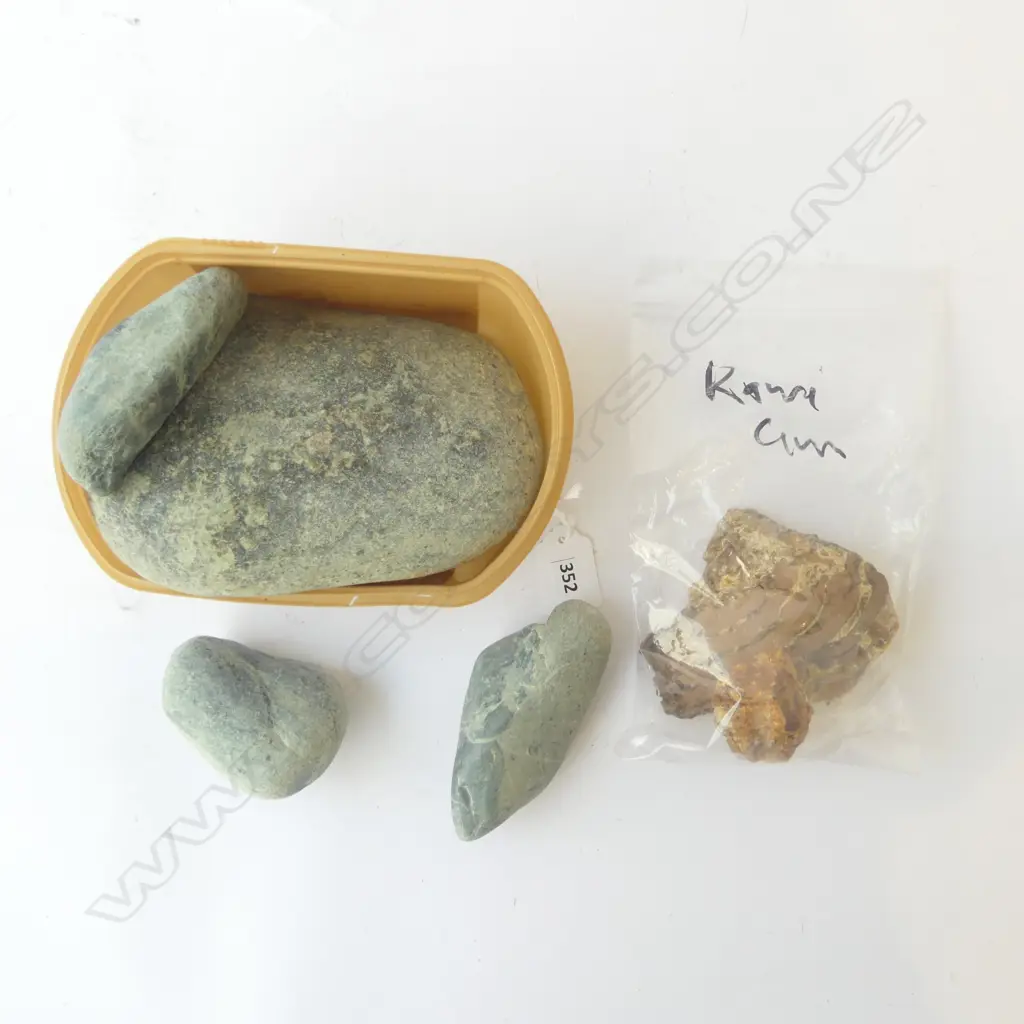 2 PIECES OF KAURI GUM w. 4 UNCUT GREENSTONE Image 1++