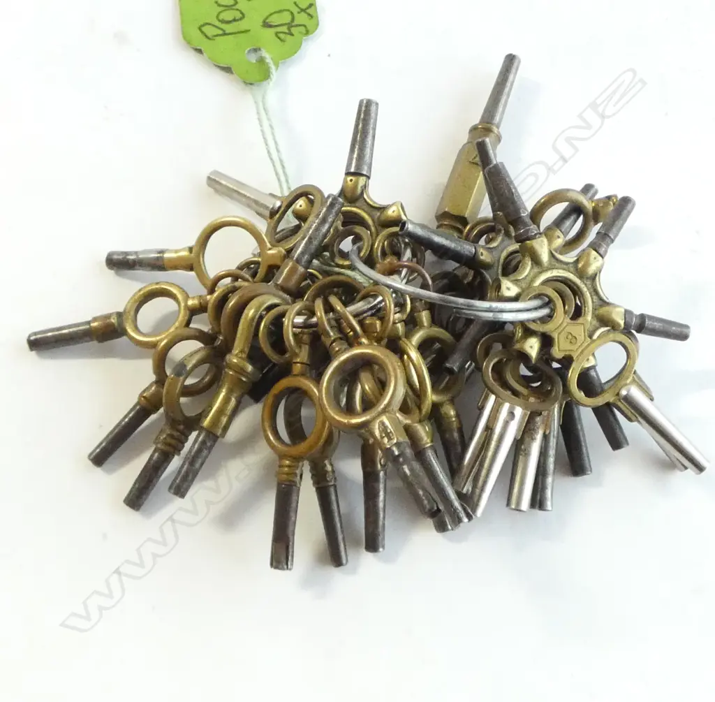COLLECTION OF OVER 30 ANTIQUE POCKET WATCH KEYS Image 1++