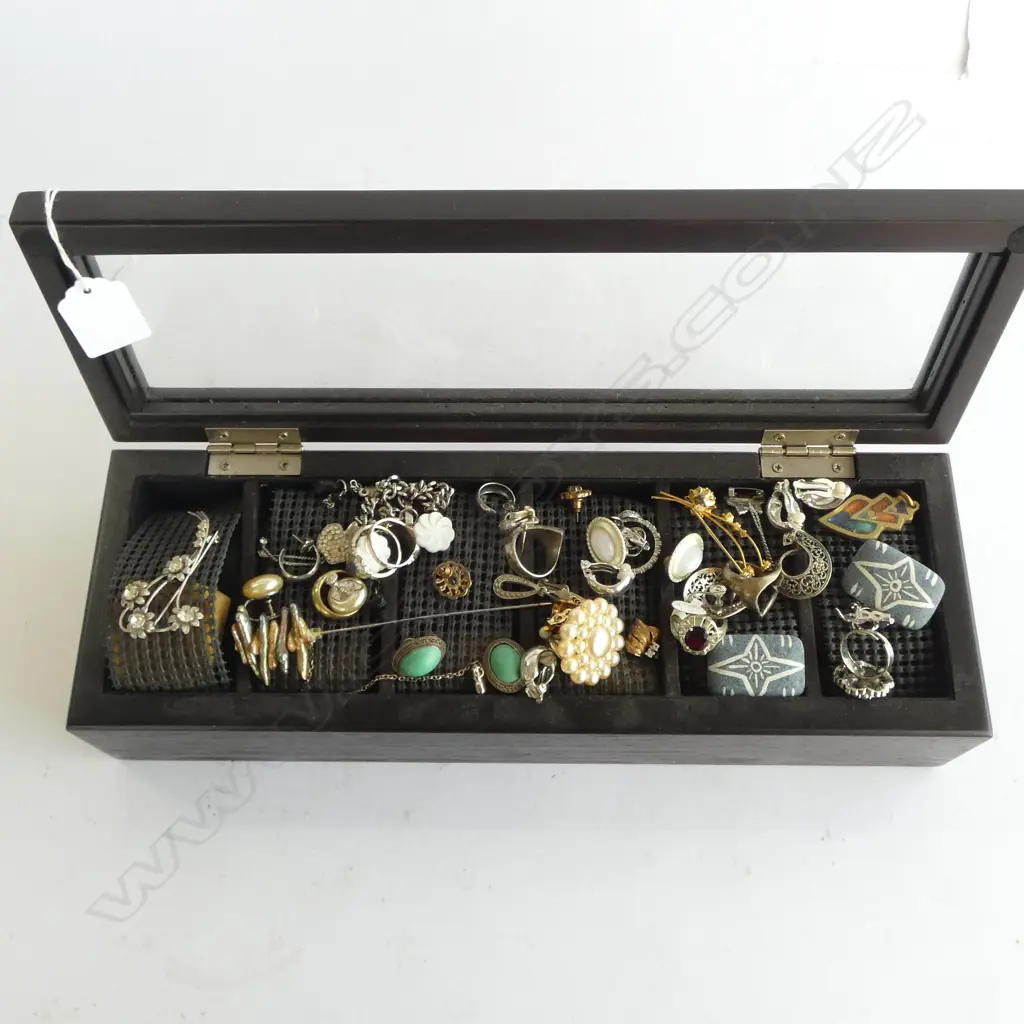 DISPLY BOX OF COSTUME JEWELLERY Image 1++
