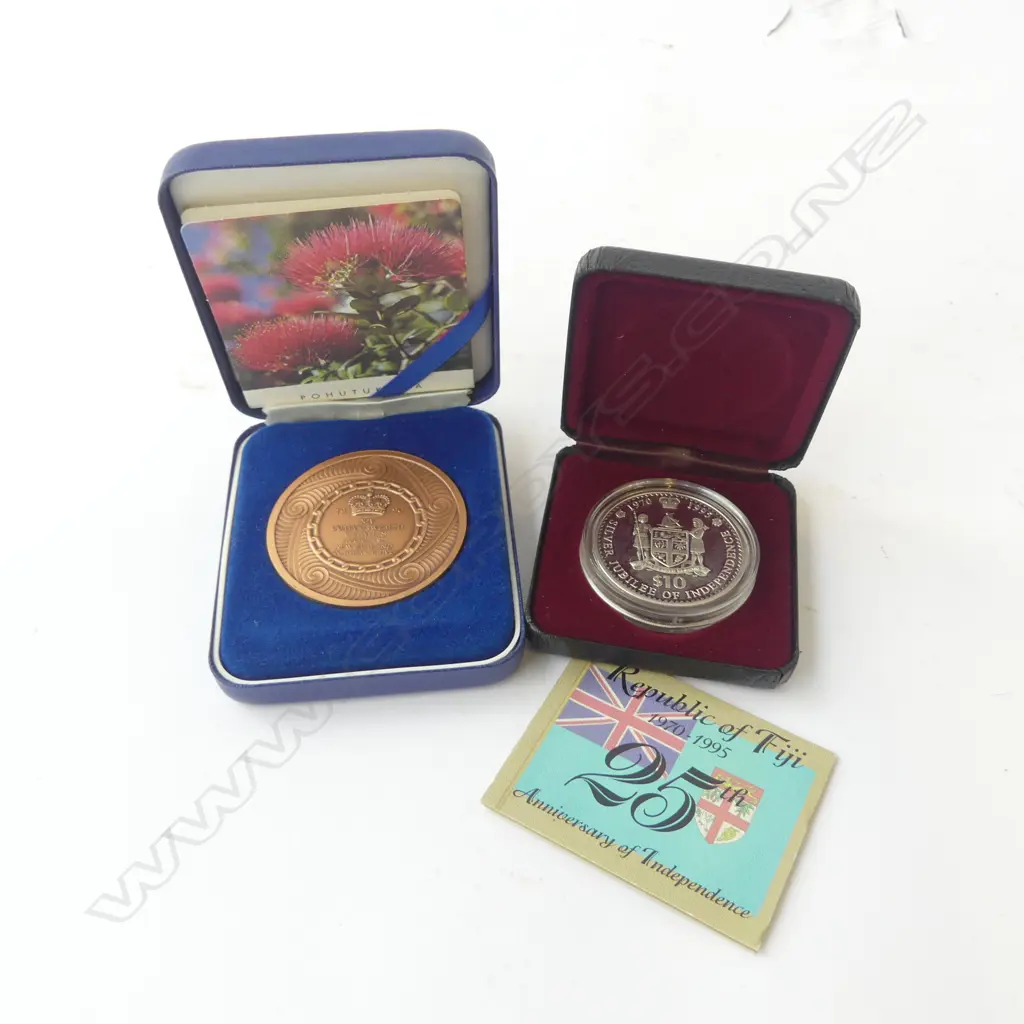 REP. OF FIJI 25th COMMEMORATIVE STG SILVER COIN 31.76gms + BRONZE 1990 COMMONWEALTH GAMES COM. COIN Image 1++