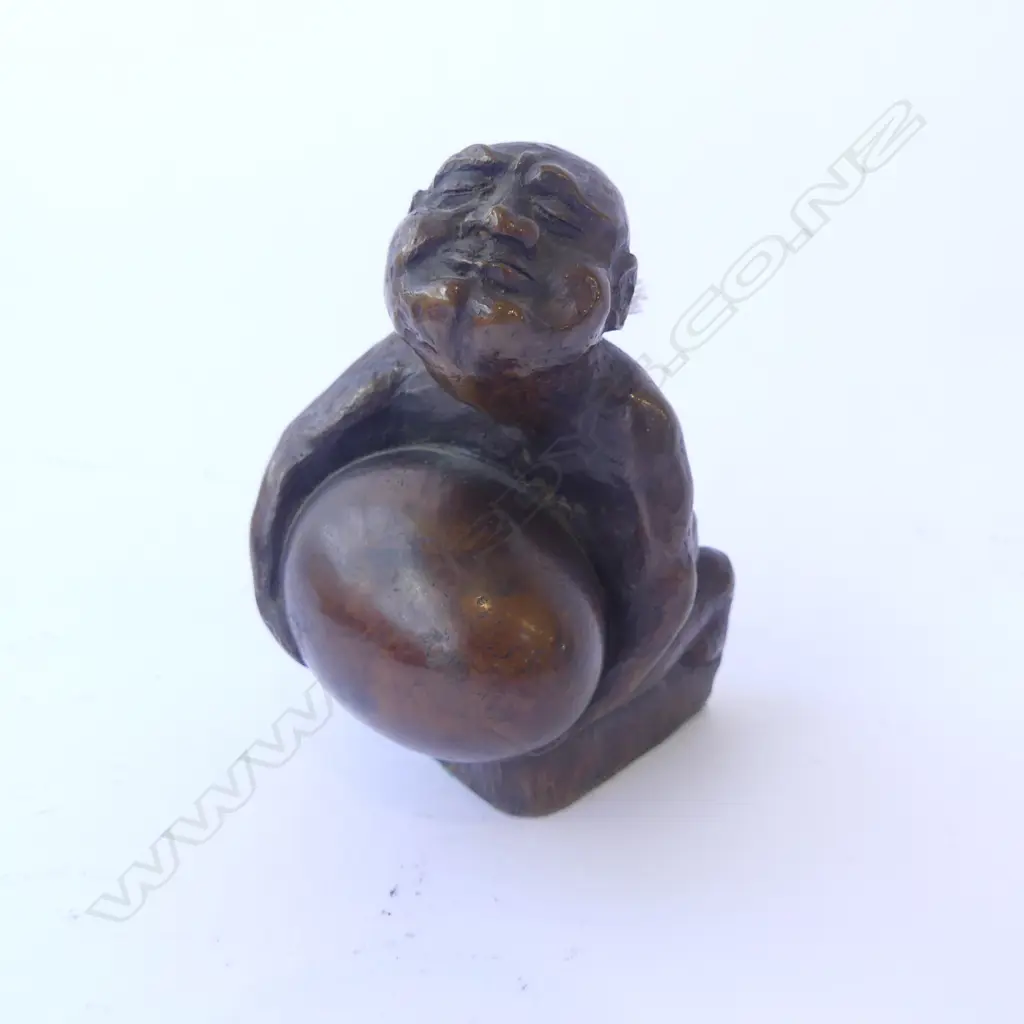 SOLID BRONZE CROUCHING MAN LIFTING HUGE EGG H.100mm Image 1++