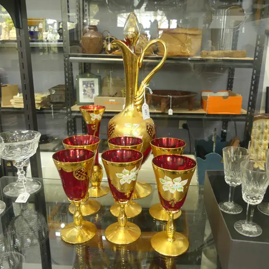 8 PCES RED & GOLD VENETIAN GLASS; EWER H.400mm, 6 GLASSES, VASE