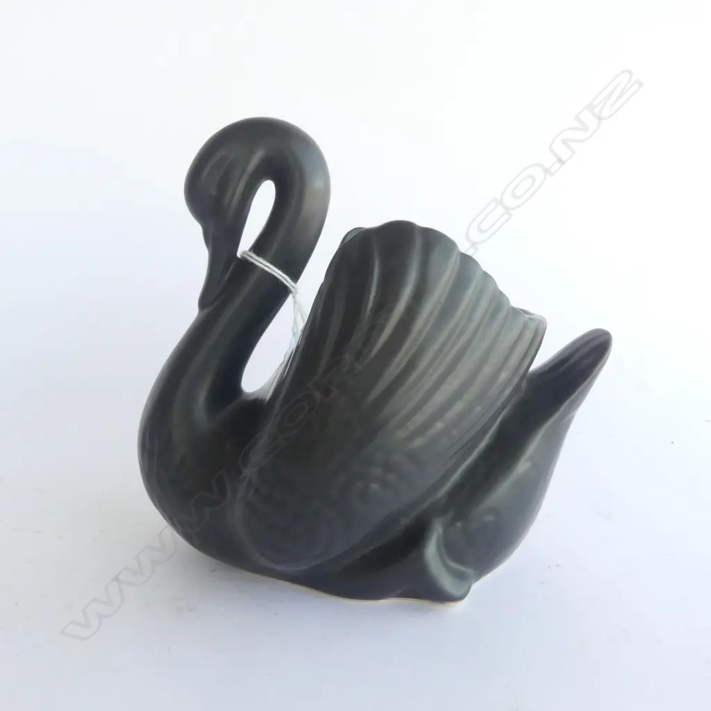 MED. CROWN LYNN MATT BLACK GLAZE SWAN #2147 H.160mm probably a copy online discussions mention matt glaze is wrong Image 1++