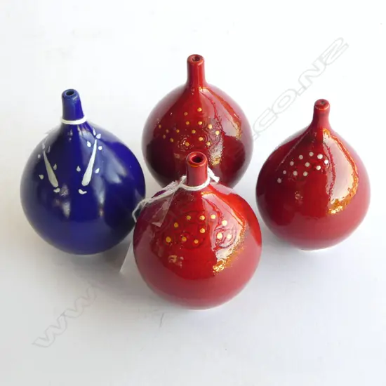 4 KEUM SUN LEE GLAZED RED/BLUE MINI VASES, 100mm
