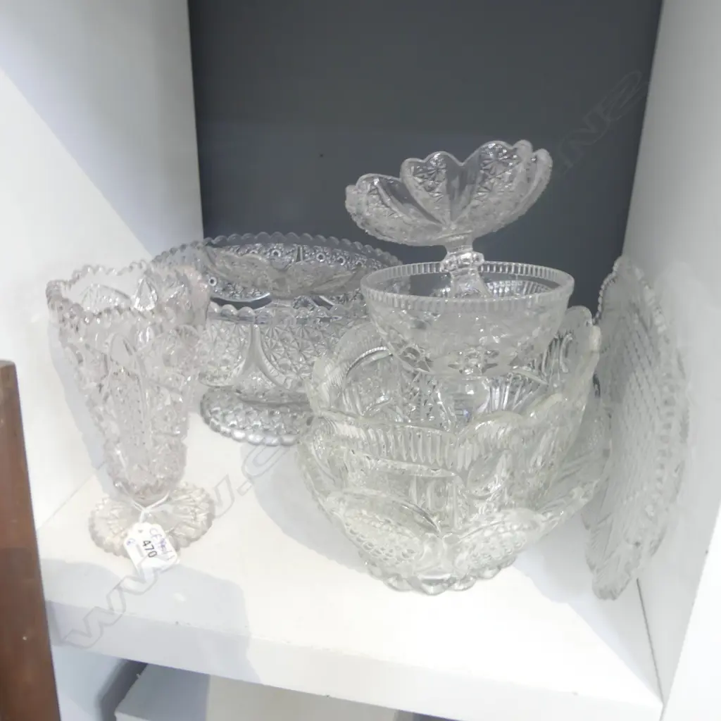 8 PCES VINTAGE PRESSED GLASSWARE; BOWLS, VASES ETC Image 1++