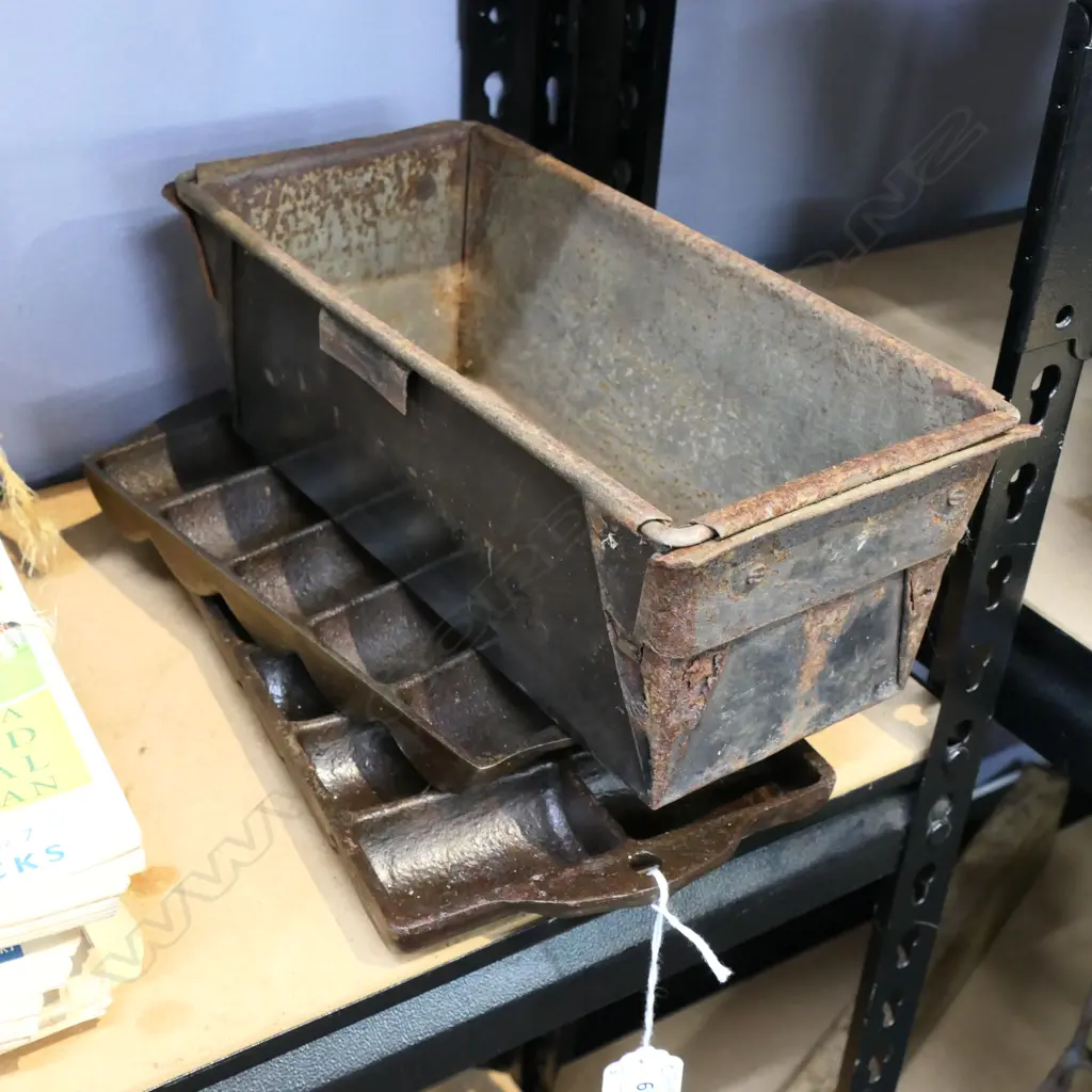 2 GEM IRONS + OILED BREAD PAN W.280mm Image 1++