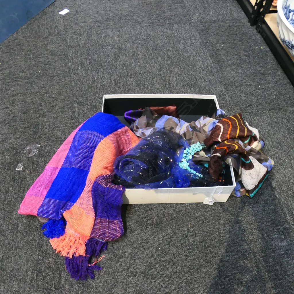 COLLECTION OF 5 FASHION SCARFS Image 1++