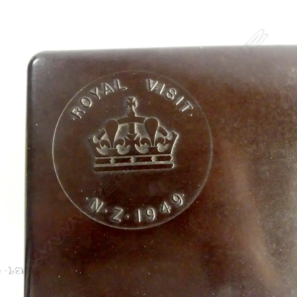 NZ ROYAL VISIT 1949 BAKELITE LIDDED BOX 200x110x45mm Image 1++