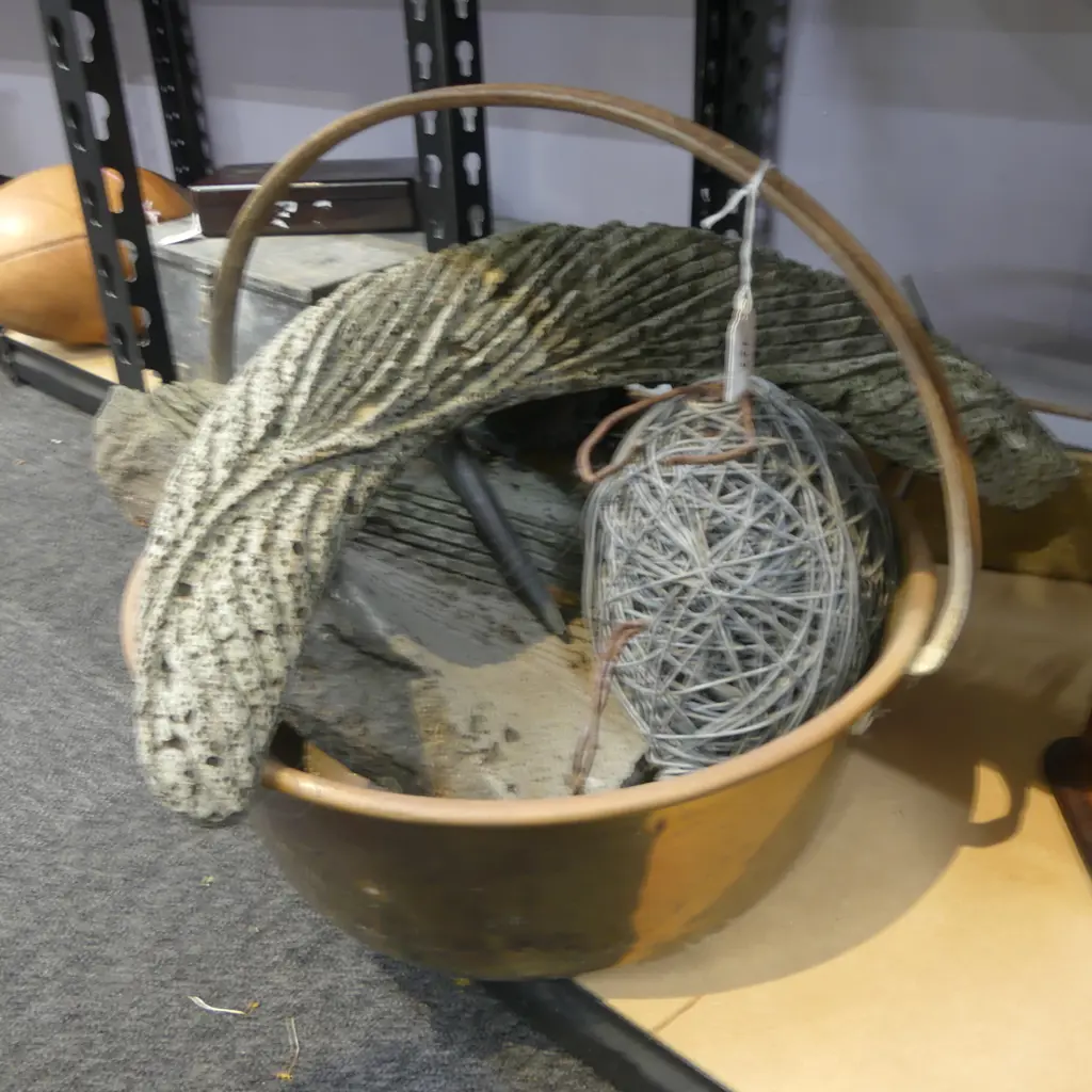 COPPER PRESERVE PAN & 4 GARDEN ORNS Image 1++