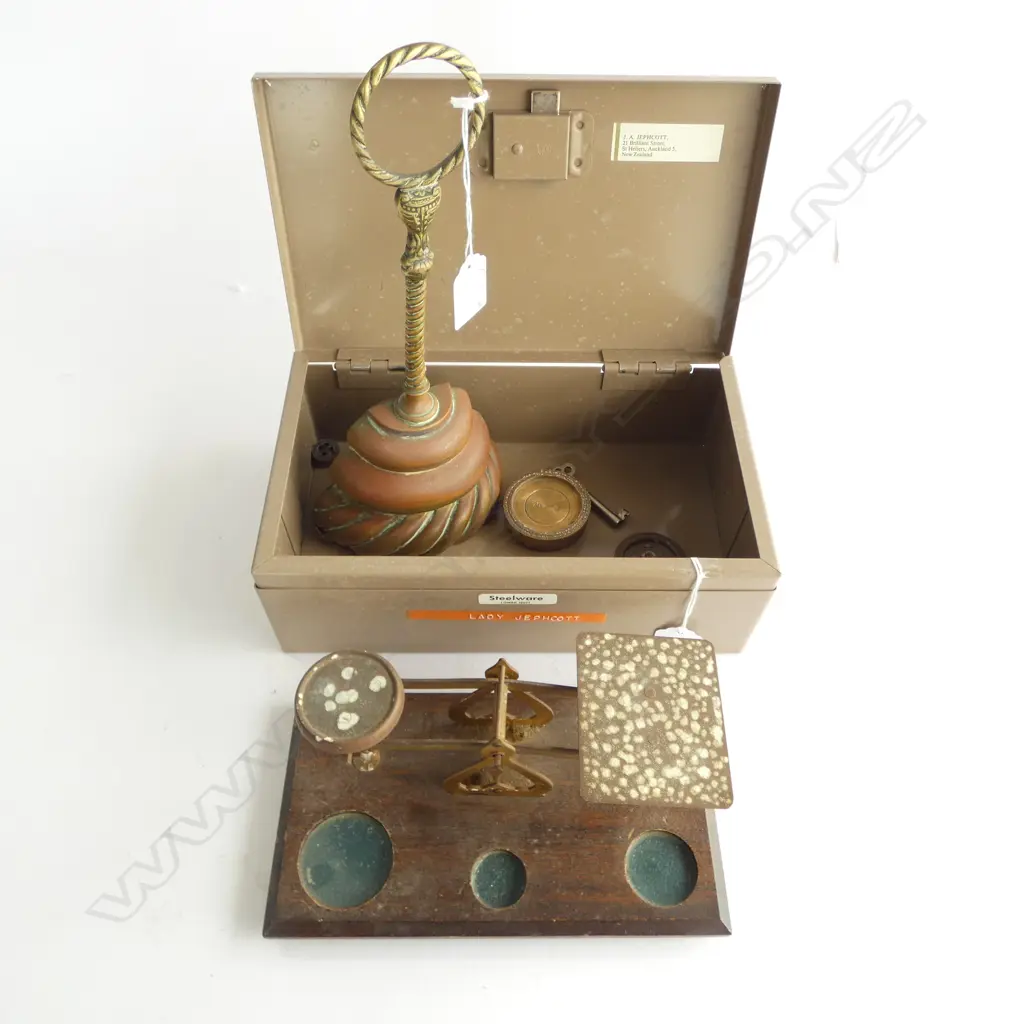 SET BRASS POSTAL SCALES + WEIGHTS + BRASS DOOR STOP + CASH BOX Image 1++