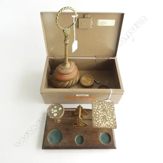 SET BRASS POSTAL SCALES + WEIGHTS + BRASS DOOR STOP + CASH BOX