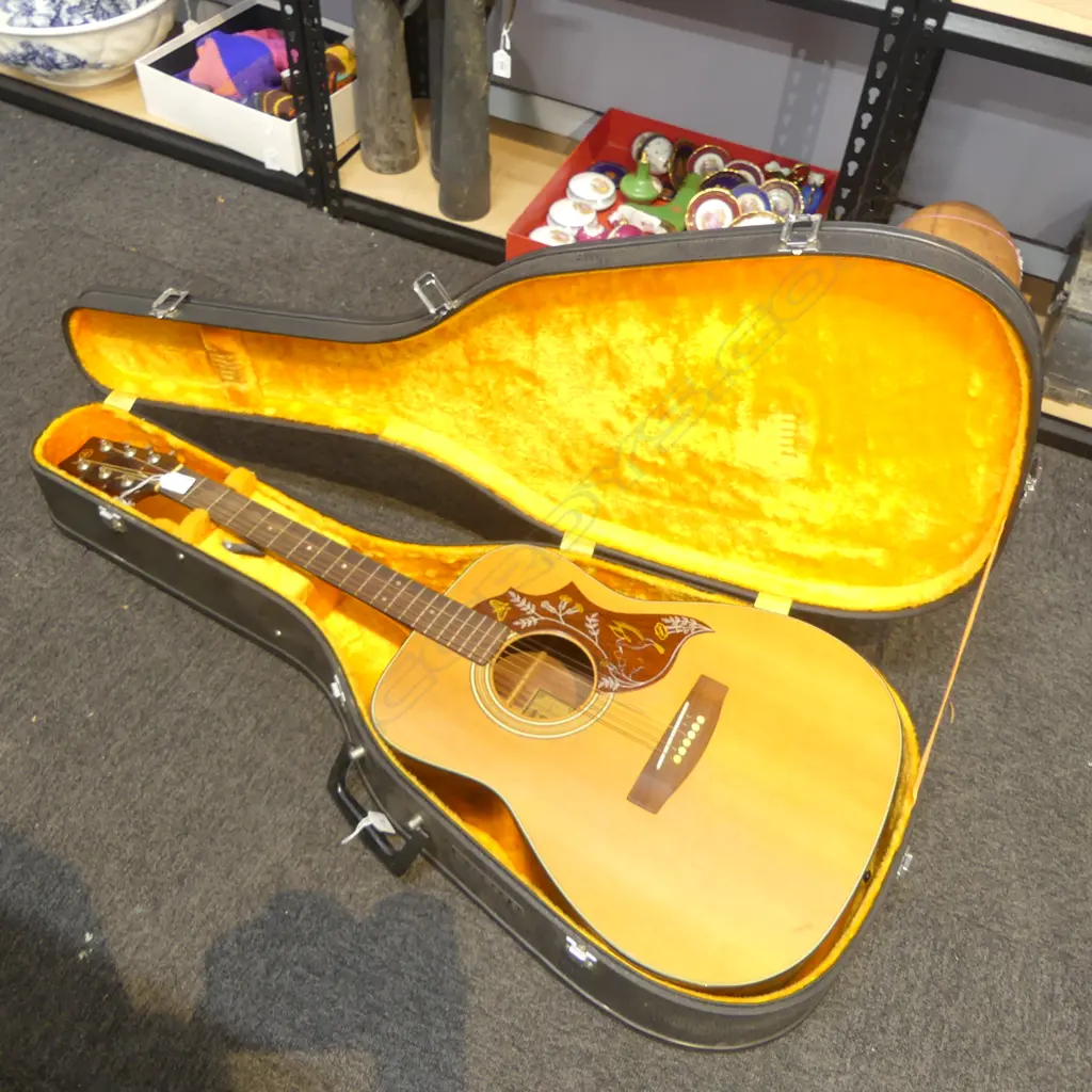 YAMAHA ACOUSTIC GUITAR MODEL FG-160 IN YAMAHA HARD SHELL CASE inlaid border Image 1++