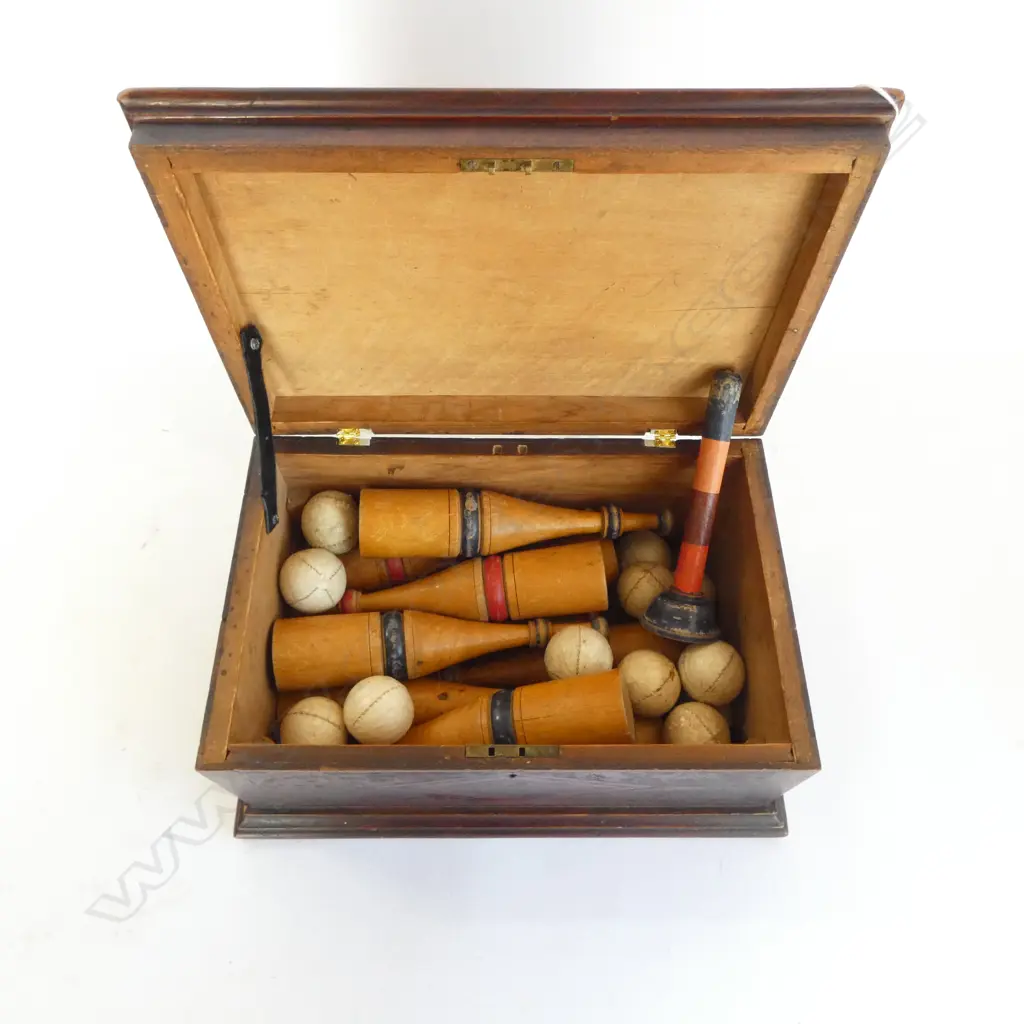 VINTAGE INLAID BOX w. VINTAGE BALL GAME Image 1++