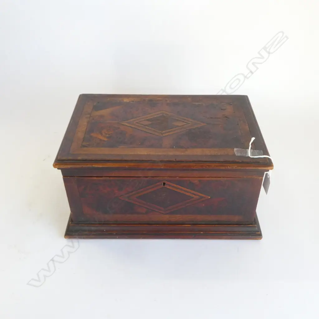 VINTAGE INLAID BOX w. VINTAGE BALL GAME Image 1++