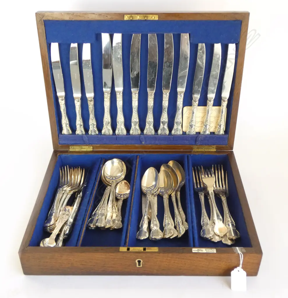 VINTAGE WALKER & HALL CUTLERY CANTEEN w SILVER PLATE CUTLERY Image 1++