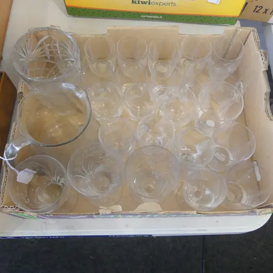 TRAY OF STUART CRYSTAL GLASSES & OTHERS WITH CRYSTAL JUG & VASE H150MM