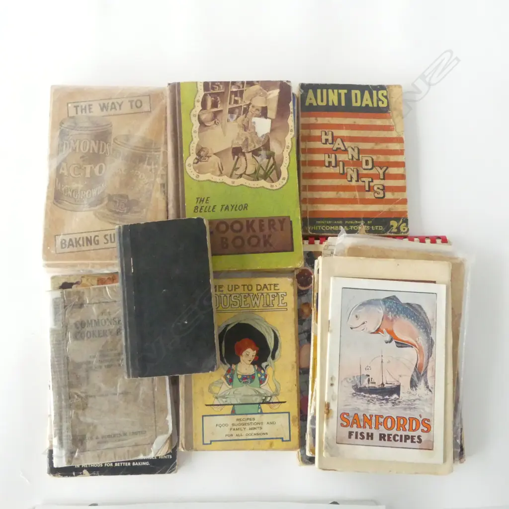 TRAY OF 11 VINTAGE RECIPE & NZ COOK BOOKS  Image 1++