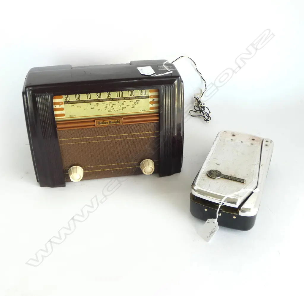 VINTAGE WONDERGRAM (the world's smallest record player) & BAKELITE MANTLE RADIO Image 1++
