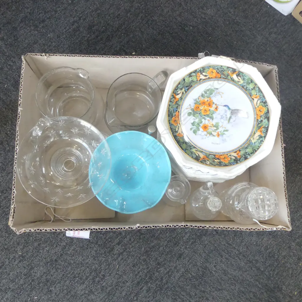 TRAY OF CRYSTAL COMPORT JUGS BELL ETC & 4 FRANKLIN MINT PLATES Image 1++