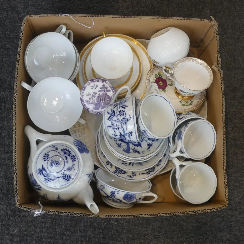 TRAY OF BLUE DANUBE & CONT CHINA Image 1++