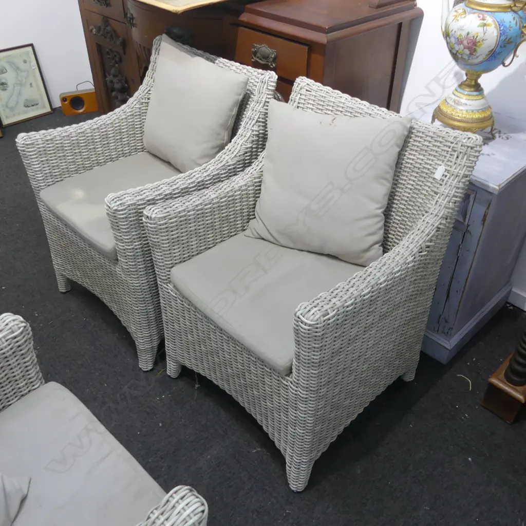 2 DOMUS VENTURES OUTDOOR CHAIRS Image 1++