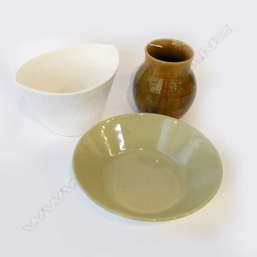 3 PCES CROWN LYNN; WHITE VASE #660, FORMA BOWL 235mm dia, AMBRICO VASE H.140mm (CRAZED) Image 1++
