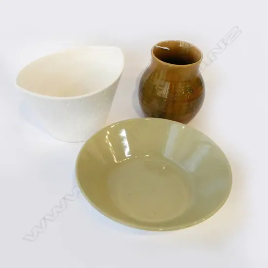 3 PCES CROWN LYNN; WHITE VASE #660, FORMA BOWL 235mm dia, AMBRICO VASE H.140mm (CRAZED)