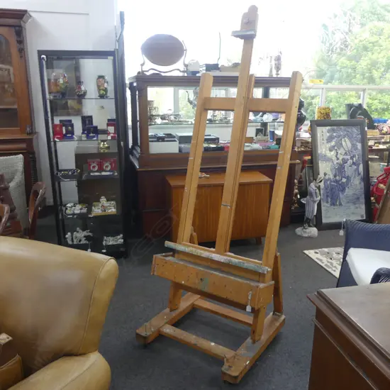 ITALIAN WOODEN EASEL EX-GORDON HARRIS. ADJUSTABLE HEIGHT & CRANK HANDLE. W.700mm H.1630 APPROX D.690mm