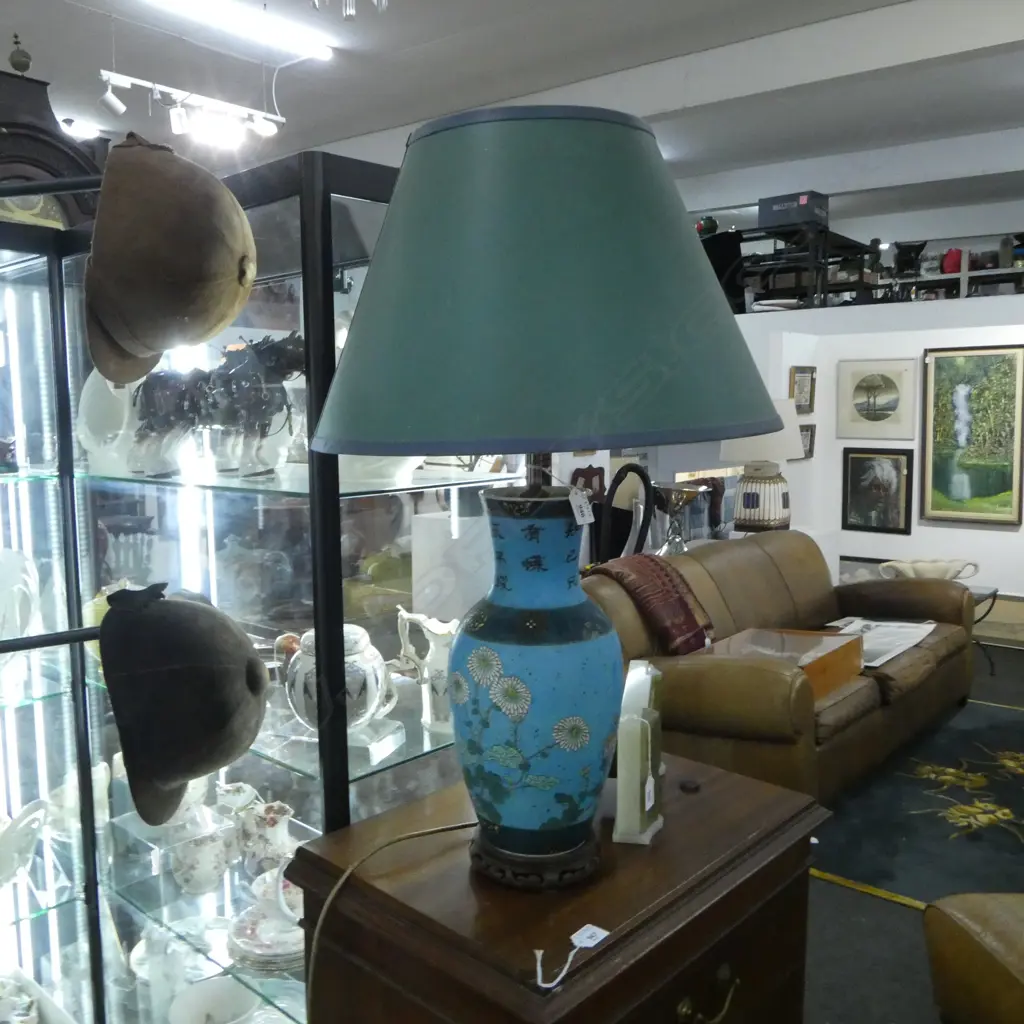 CHINESE PORC & CLOISONE TABLE LAMP ON WOOD STAND H520MM Image 1++