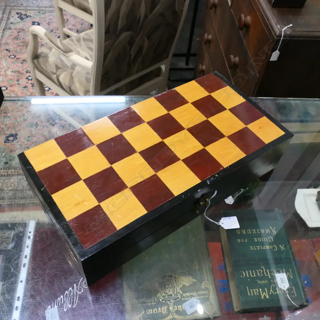 FINELY CARVED CHINESE IVORY CHESS SET IN FITTED HINGED BOX  Image 1++