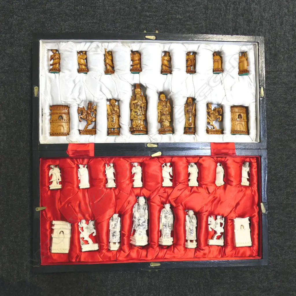 FINELY CARVED CHINESE IVORY CHESS SET IN FITTED HINGED BOX  Image 1++