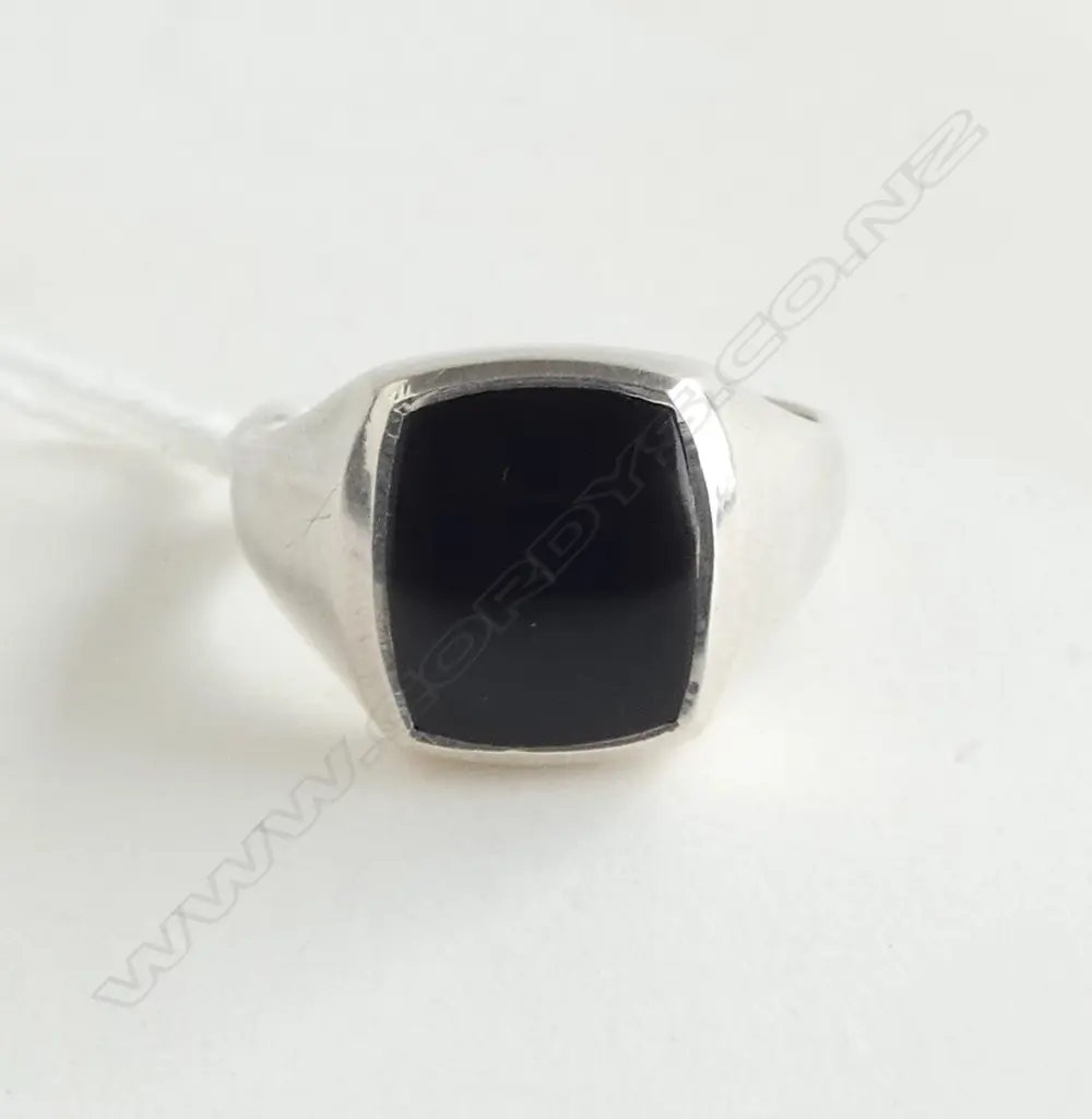 925 BLACK ONYX SIGNET RING, 8.7grms SIZE S Image 1++