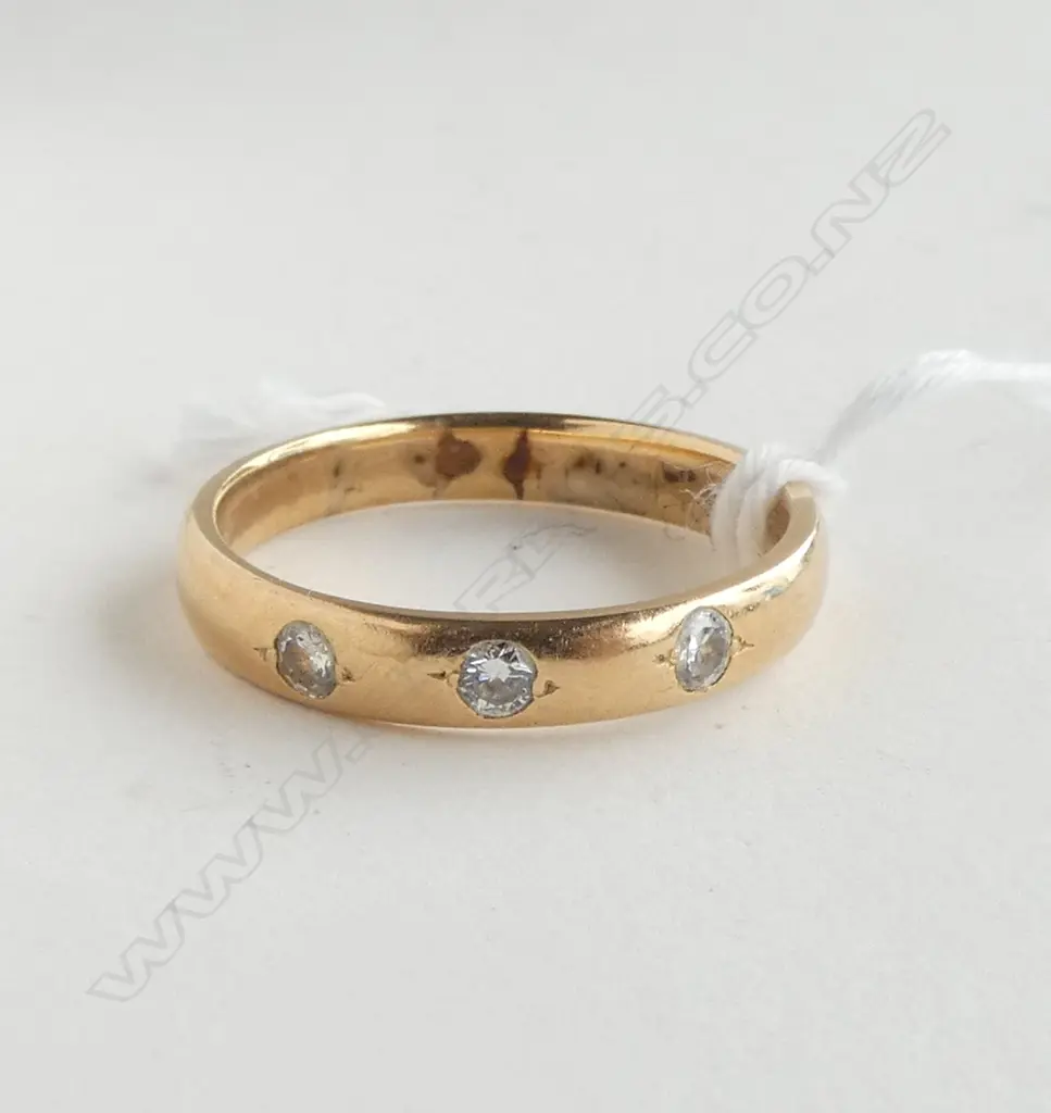 18CT GOLD AND THREE STONE DIAMOND BAND 4.16gms SIZE R Image 1++