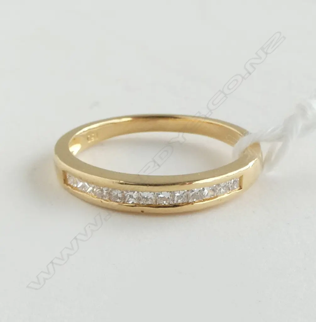 18CT RING, PRINCESS CUT DIAMOND SET BAND 2.6gms .30TDW SIZE M 1/2 Image 1++