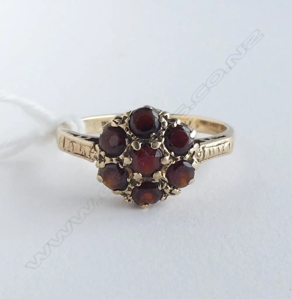ANTIQUE 9ct YELLOW GOLD & GARNET CLUSTER RING english hall marks some abrasion 2.gms size M Image 1++