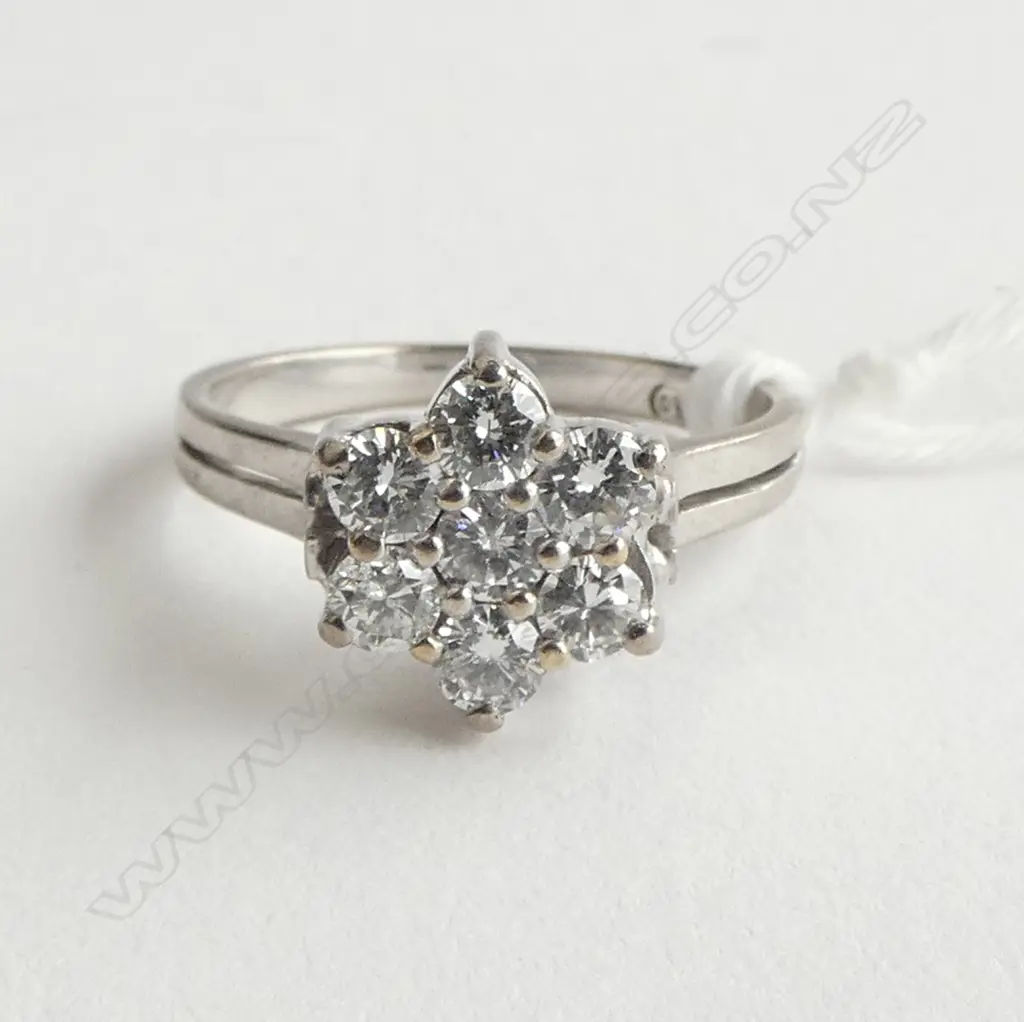 **RTV** 18ct DIAMOND CLUSTER RING, DIA=0.50ct, 3.2gm SIZE J 1/2 Image 1++