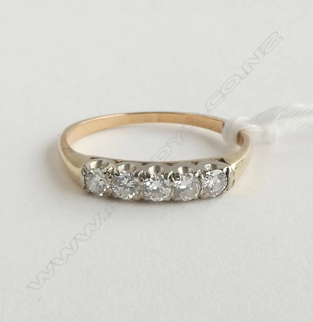15ct FIVE DIAMOND SET RING, DIA=0.32ct, 1.8gm SIZE P Image 1++