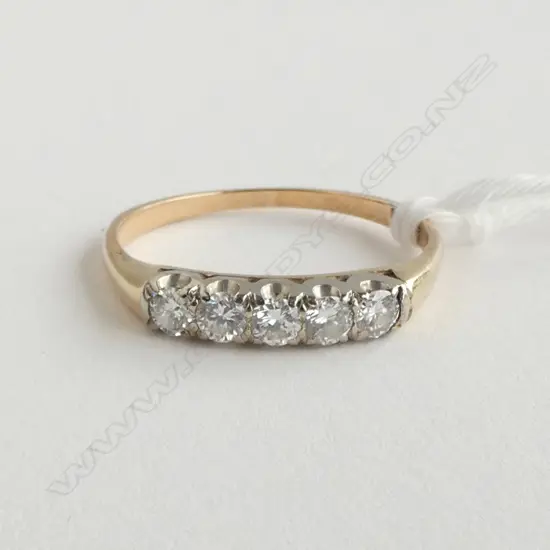 15ct FIVE DIAMOND SET RING, DIA=0.32ct, 1.8gm SIZE P