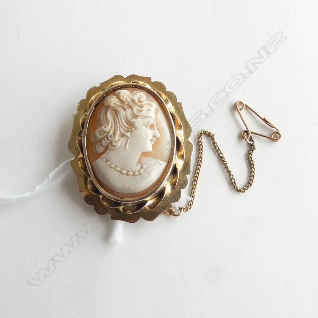 9CT GOLD AND CAMEO BROOCH 9gms Image 1++