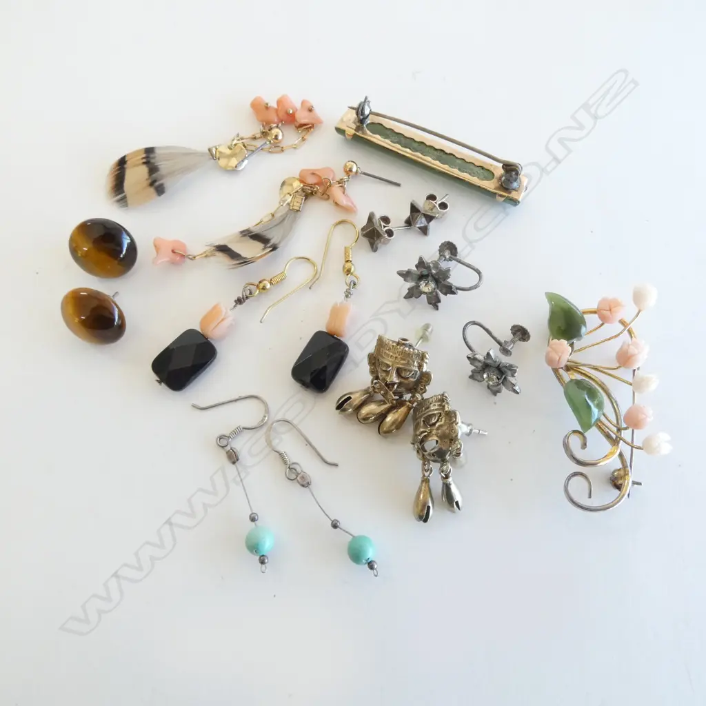 7 PRS EARRINGS  + 2 BROOCHES: 1 pounamu with GOLD frame Image 1++
