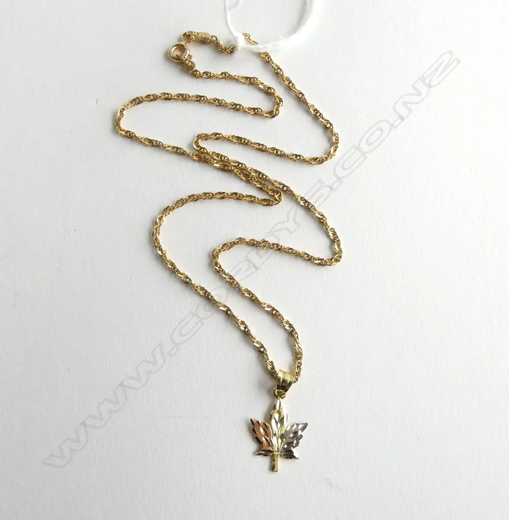 18ct MAPLE LEAF PENDANT & 14ct CHAIN, 3.2gm, L.40cm Image 1++